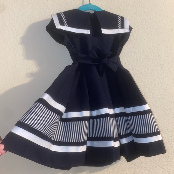 BRAND NEW Navy & White Dress. Zips in the back and has a tie around the waist - Picture 3 of 16